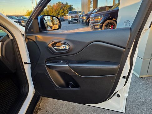 Used 2020 Jeep Cherokee Latitude Plus w/ Cold Weather Group image 17