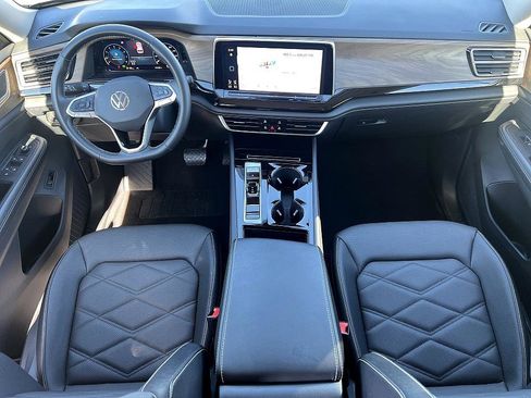 Used 2025 Volkswagen Atlas SE image 18