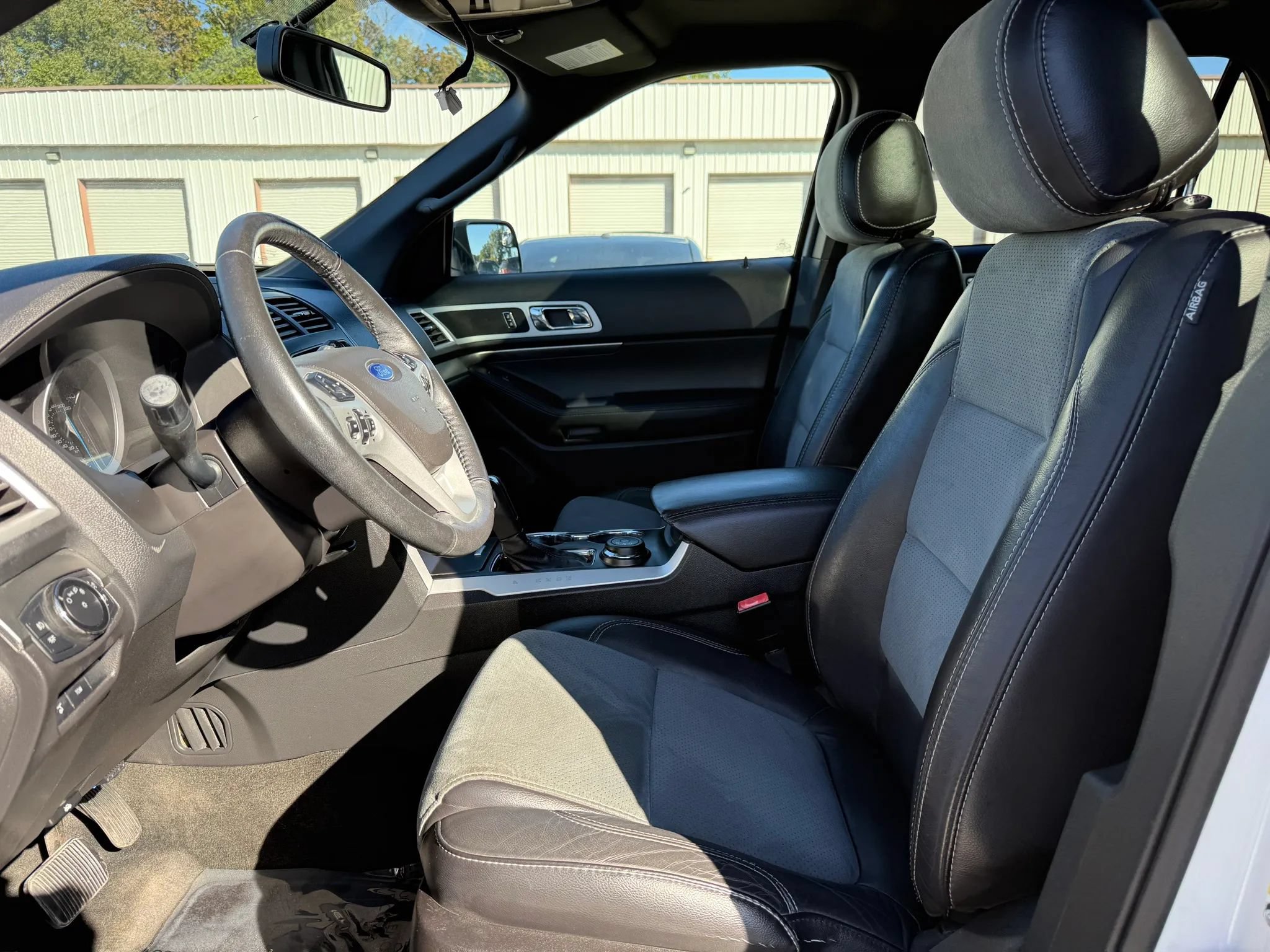 Used 2015 Ford Explorer XLT w/ Equipment Group 202B AWD/4WD image 2