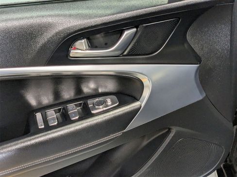 Used 2023 Genesis G70 2.0T image 13