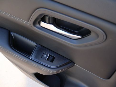 Used 2025 Nissan Rogue SL FWD image 19