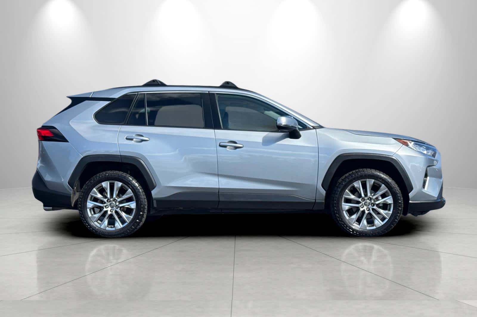 Used 2021 Toyota RAV4 XLE Premium AWD/4WD image 8
