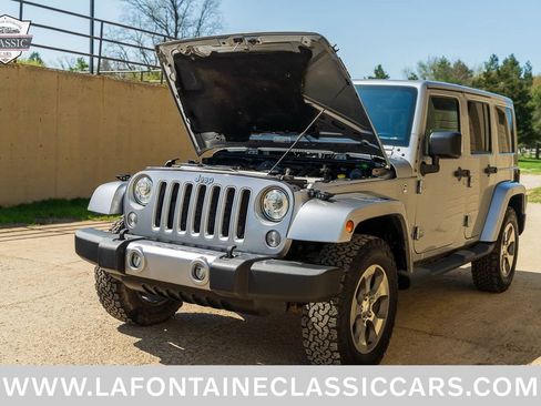 Used 2018 Jeep Wrangler Unlimited Sahara w/ Dual Top Group AWD/4WD image 33