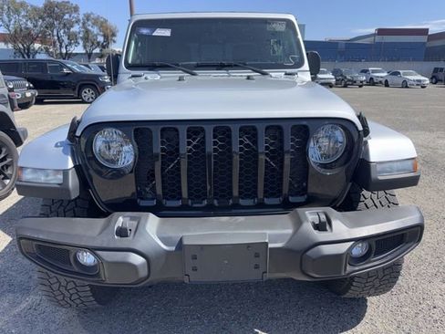 Used 2022 Jeep Gladiator Willys AWD/4WD image 2