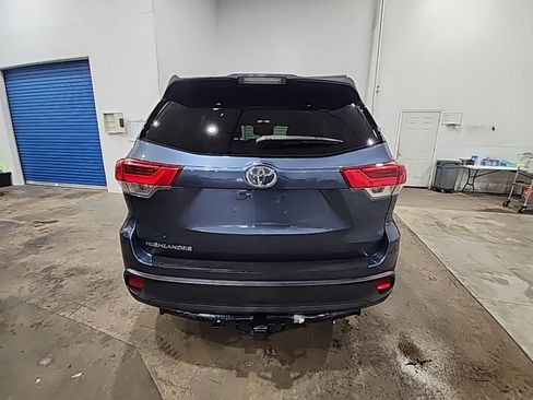 Used 2017 Toyota Highlander LE FWD image 4