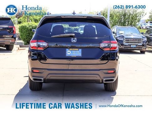 Used 2025 Honda Pilot Sport image 4