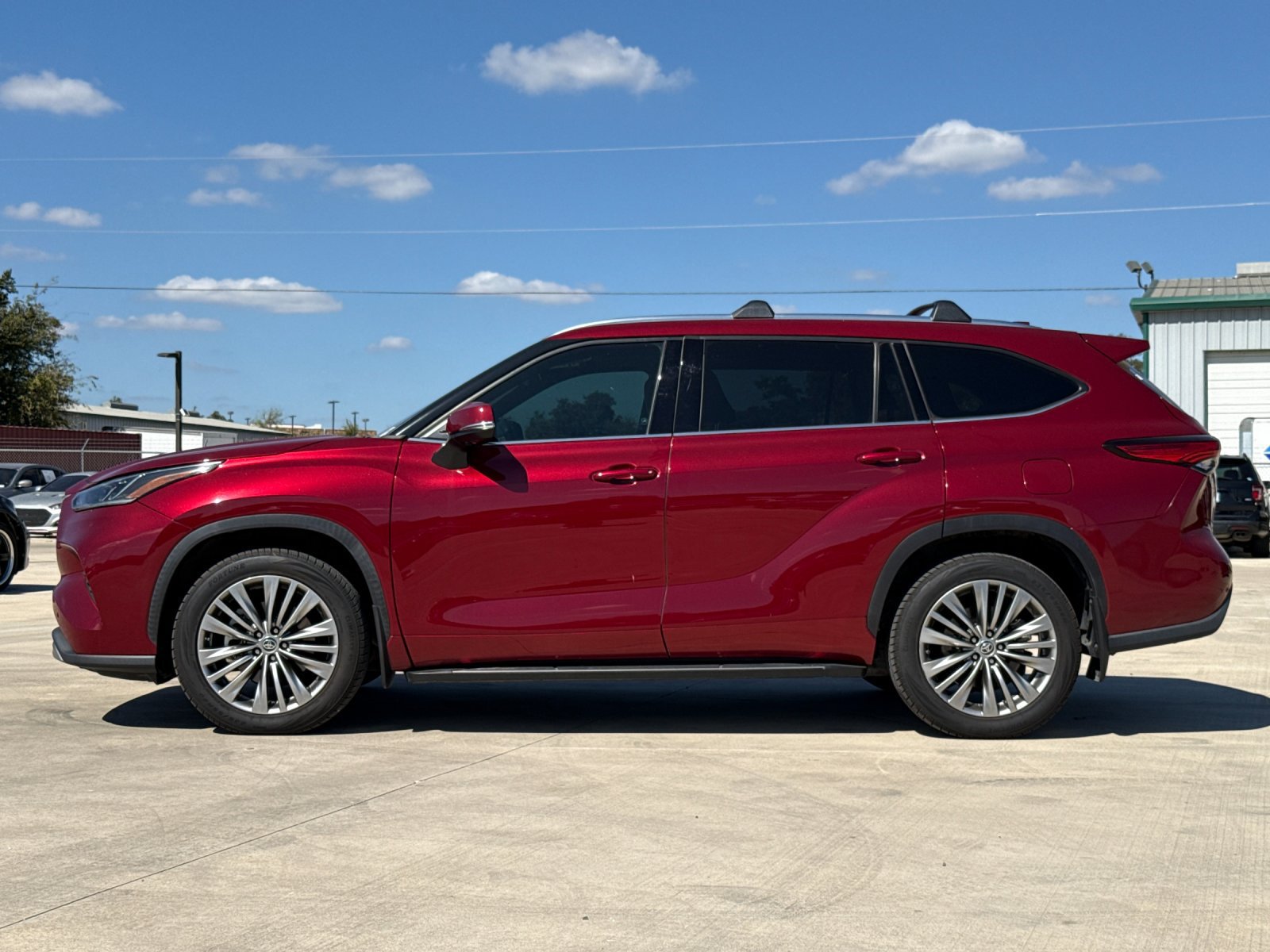 Used 2021 Toyota Highlander Platinum FWD image 2