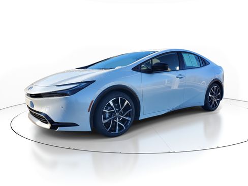 Used 2024 Toyota Prius Prime XSE Premium image 3