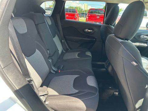 Used 2016 Jeep Cherokee Sport FWD image 29