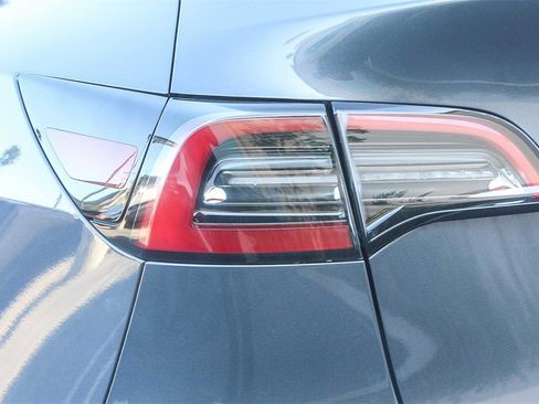 Used 2022 Tesla Model Y Long Range image 7