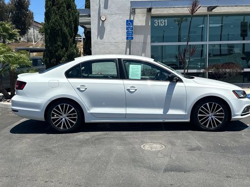 Used 2016 Volkswagen Jetta Sport w/ Lighting Package FWD image 3