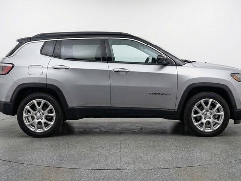 Used 2025 Jeep Compass Limited AWD/4WD image 11