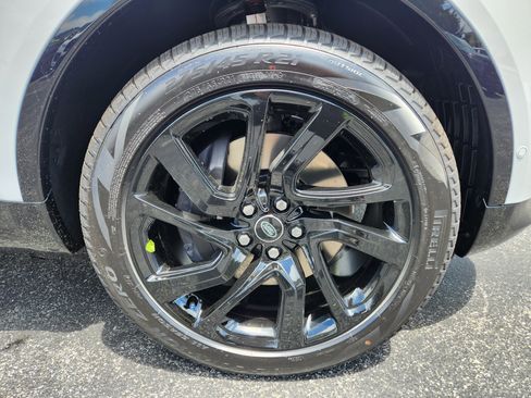 Used 2025 Land Rover Discovery Dynamic SE image 5