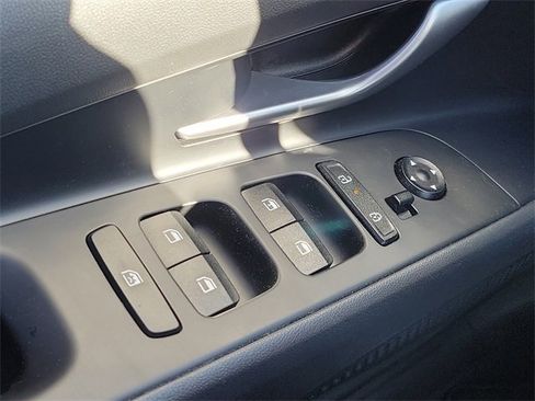 Certified 2025 Hyundai Elantra SE image 14