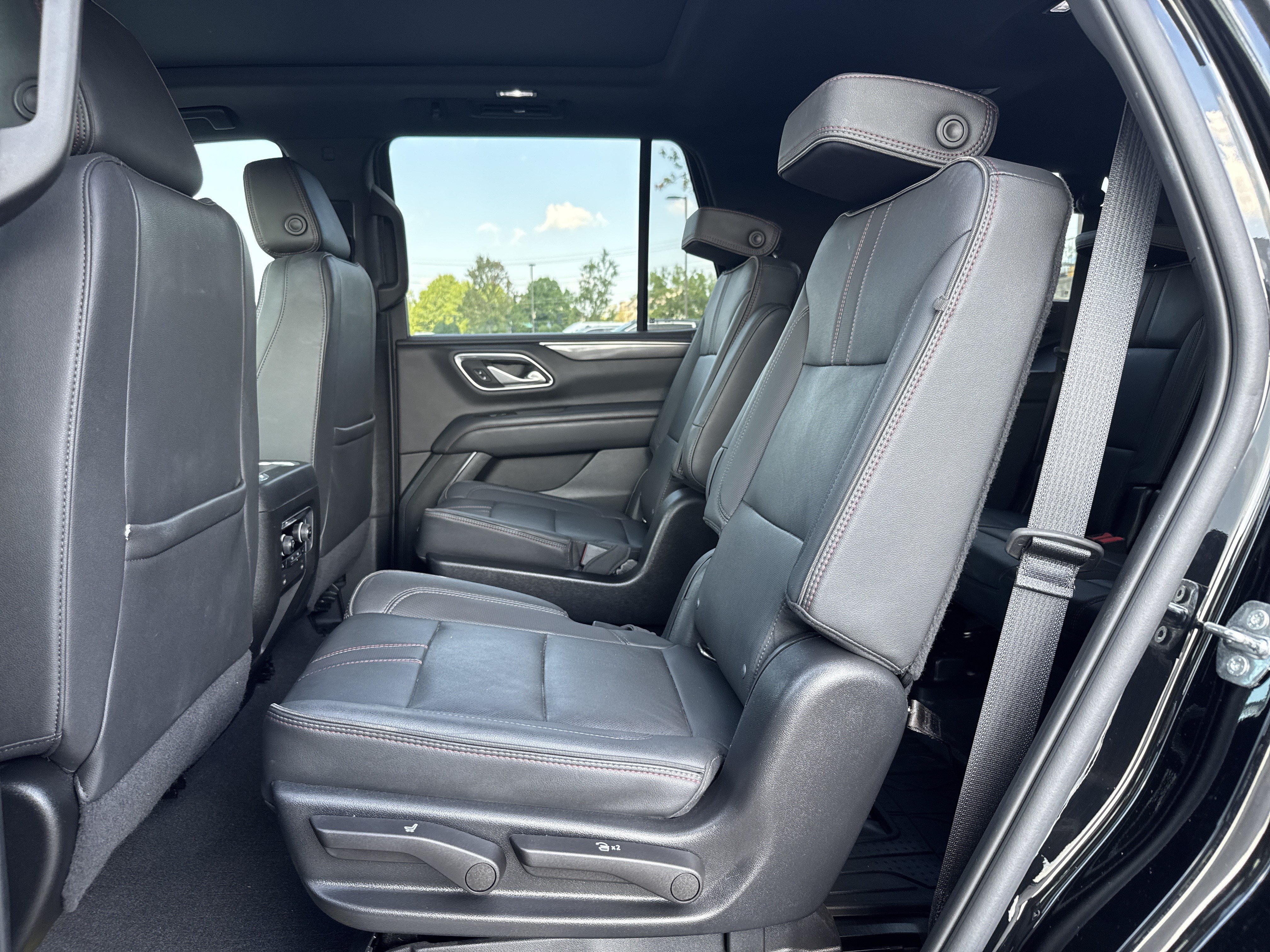 Used 2022 Chevrolet Tahoe RST w/ Luxury Package AWD/4WD image 31