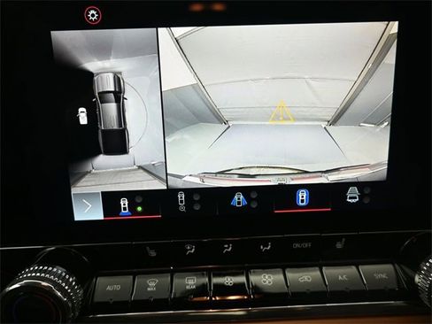 Used 2024 GMC Canyon AT4 w/ Technology Package image 7