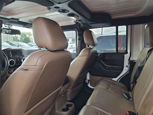 Used 2015 Jeep Wrangler Unlimited Rubicon w/ Connectivity Group AWD/4WD image 7