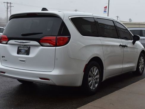 Used 2020 Chrysler Voyager L image 6