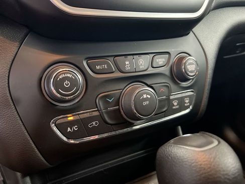 Used 2019 Jeep Cherokee Latitude w/ Popular Appearance Group AWD/4WD image 16