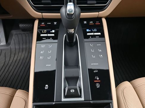 Certified 2026 Porsche Macan AWD/4WD image 17