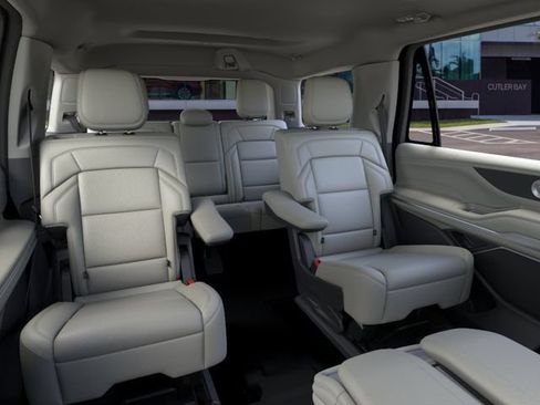New 2026 Lincoln Navigator Premiere AWD/4WD image 11