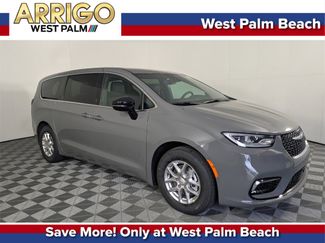 New 2025 Chrysler Pacifica Select image 1