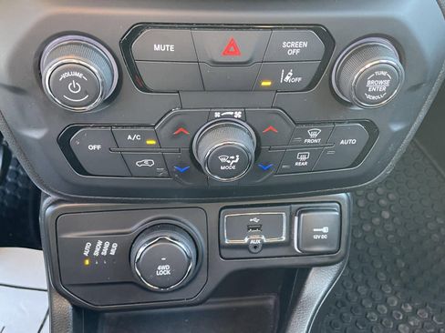 Used 2023 Jeep Renegade Latitude image 19