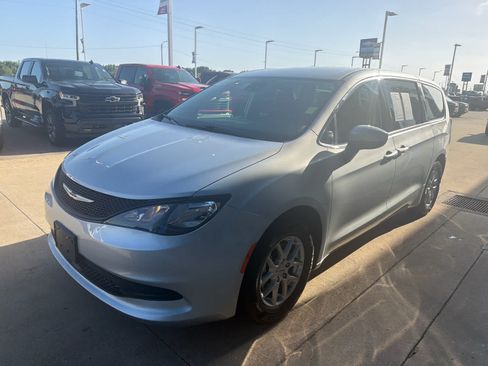 Used 2023 Chrysler Voyager LX FWD image 2