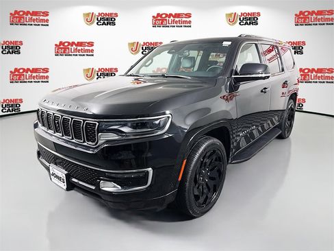 Used 2024 Jeep Wagoneer Base w/ Premium Group I image 15