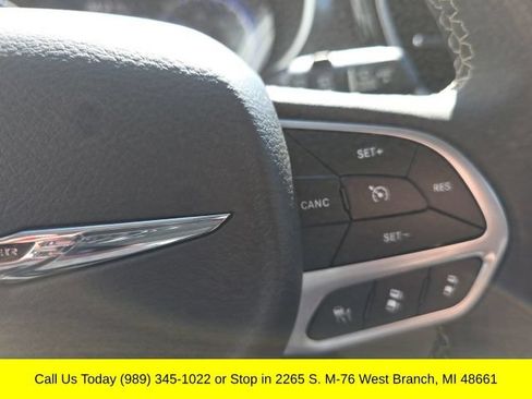 Used 2023 Chrysler Pacifica Touring-L FWD image 21