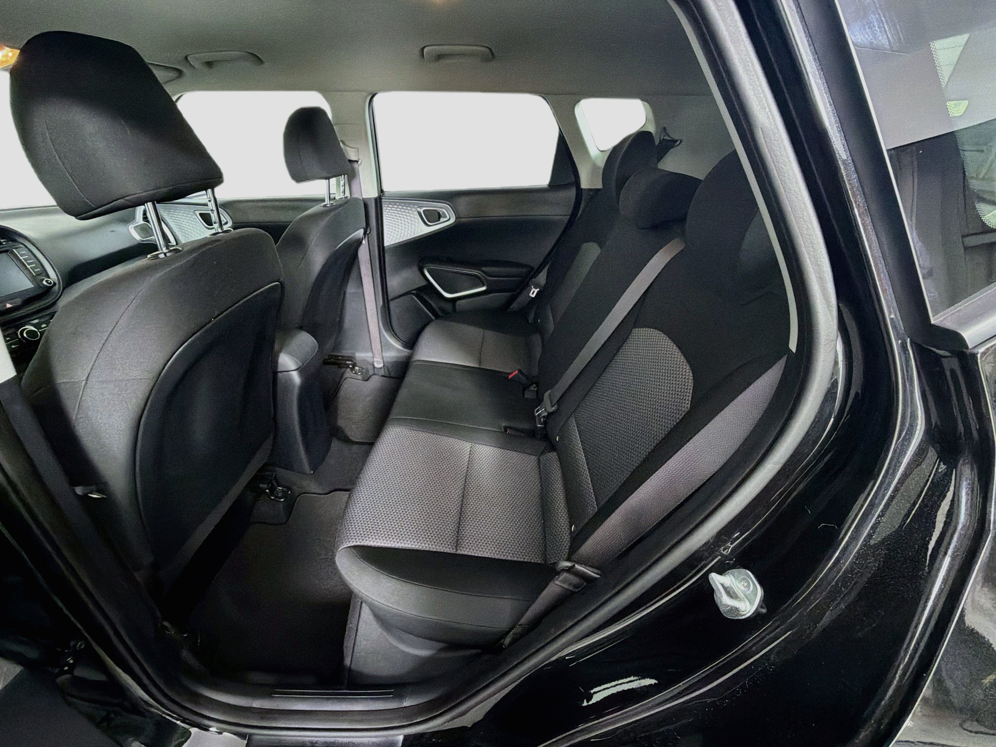 Used 2025 Kia Soul LX w/ LX Technology Package FWD image 28