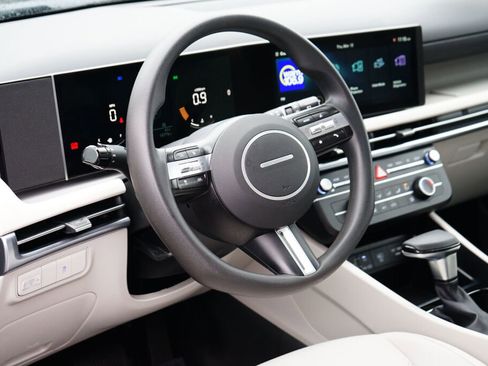 Certified 2025 Hyundai Tucson SE image 10