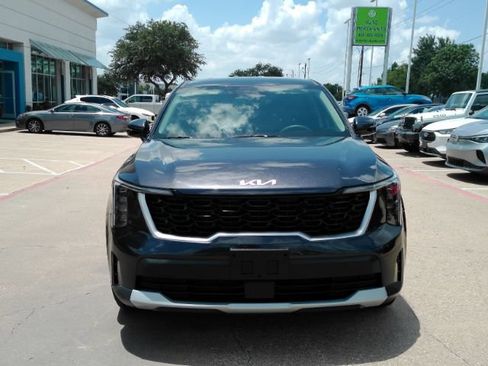 Used 2025 Kia Sorento LX FWD image 2