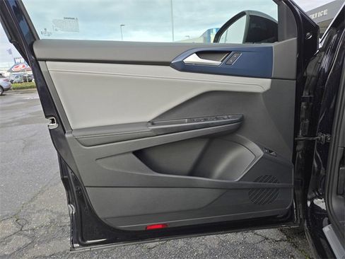 Used 2024 Volkswagen Taos SE image 17