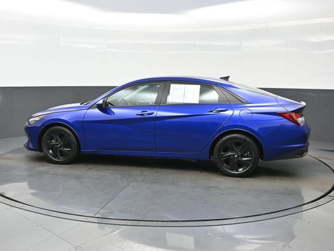 Used 2023 Hyundai Elantra SEL w/ Preferred Accessory Package image 3