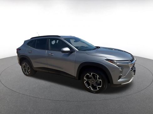 Used 2025 Chevrolet Trax LT image 2