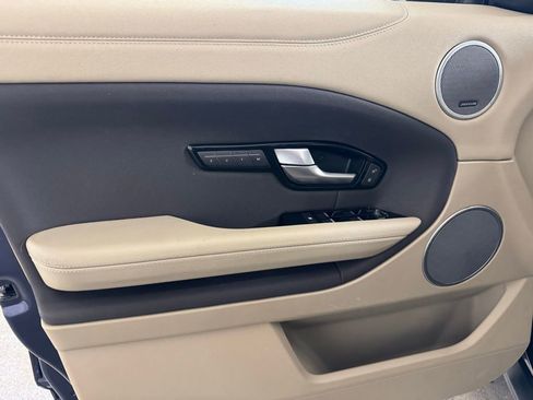 Used 2017 Land Rover Range Rover Evoque SE image 11