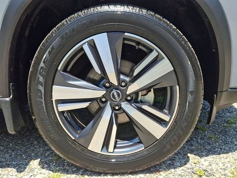 Certified 2025 Nissan Rogue SL w/ SL Premium Package AWD/4WD image 9