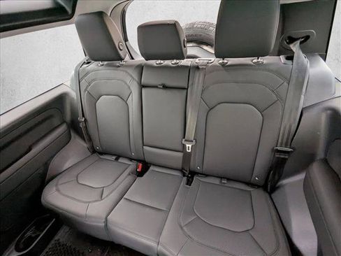 New 2025 Land Rover Defender 90 X-Dynamic SE AWD/4WD image 17