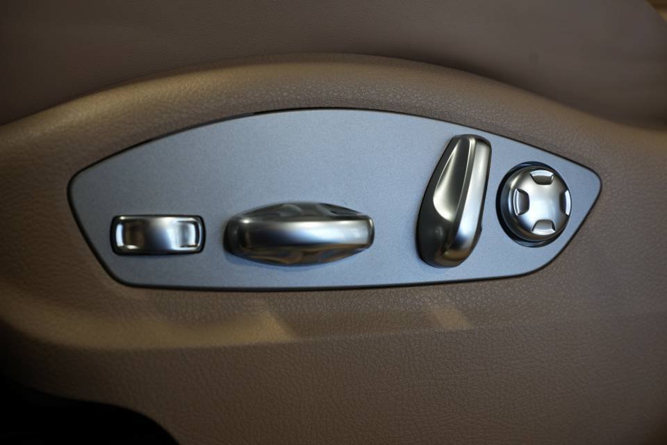 Certified 2026 Porsche Macan AWD/4WD image 33