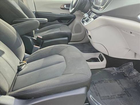 Used 2022 Chrysler Voyager LX image 20