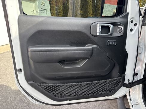 Used 2022 Jeep Wrangler Unlimited Rubicon w/ Cold Weather Group image 16