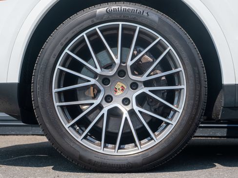 Certified 2023 Porsche Cayenne AWD/4WD image 12