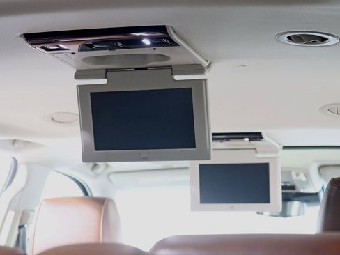 Used 2018 Cadillac Escalade ESV Luxury image 32