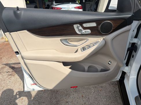 Used 2022 Mercedes-Benz GLC 300 w/ Premium Package Lite image 18