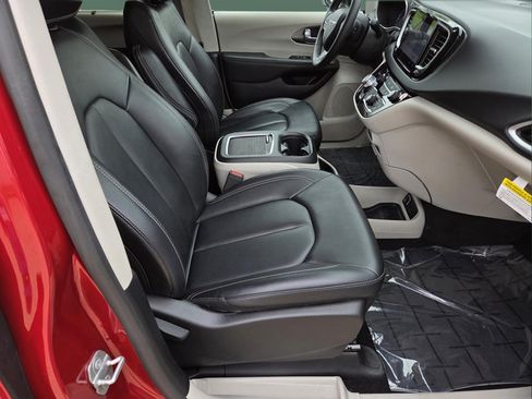 Used 2024 Chrysler Pacifica Touring-L FWD image 36