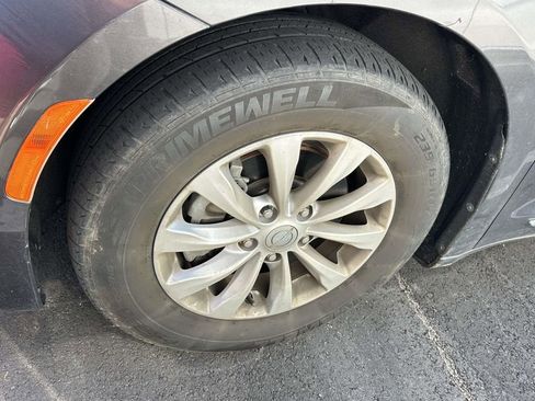 Used 2017 Chrysler Pacifica Touring-L image 4