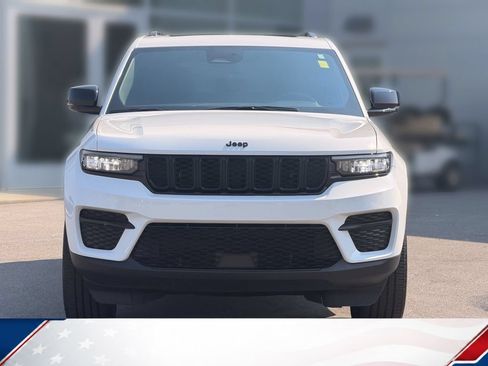 Used 2025 Jeep Grand Cherokee Altitude AWD/4WD image 3