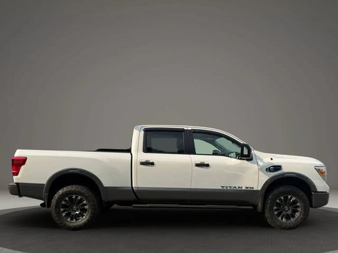 Used 2017 Nissan Titan PRO-4X w/ Pro-4x Convenience Package AWD/4WD image 4