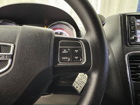 Used 2019 Dodge Grand Caravan SE image 18